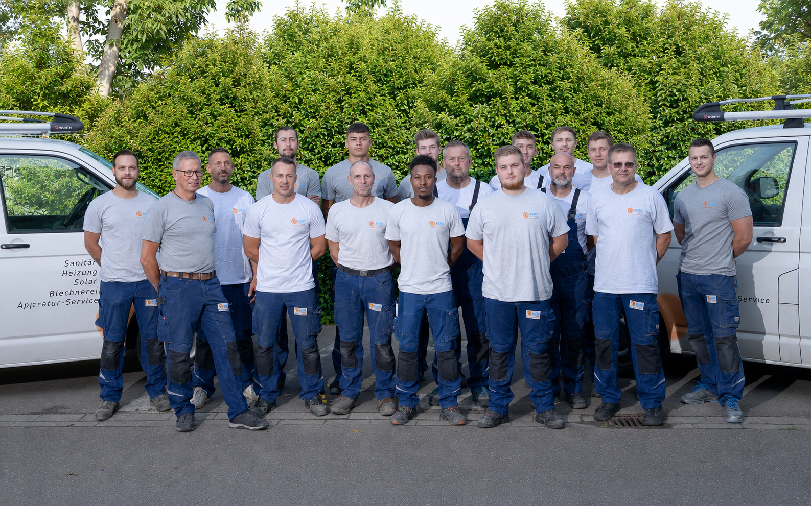 Das Team der Bury Haustechnik GmbH vor einem Firmenfahrzeug in Ihringen