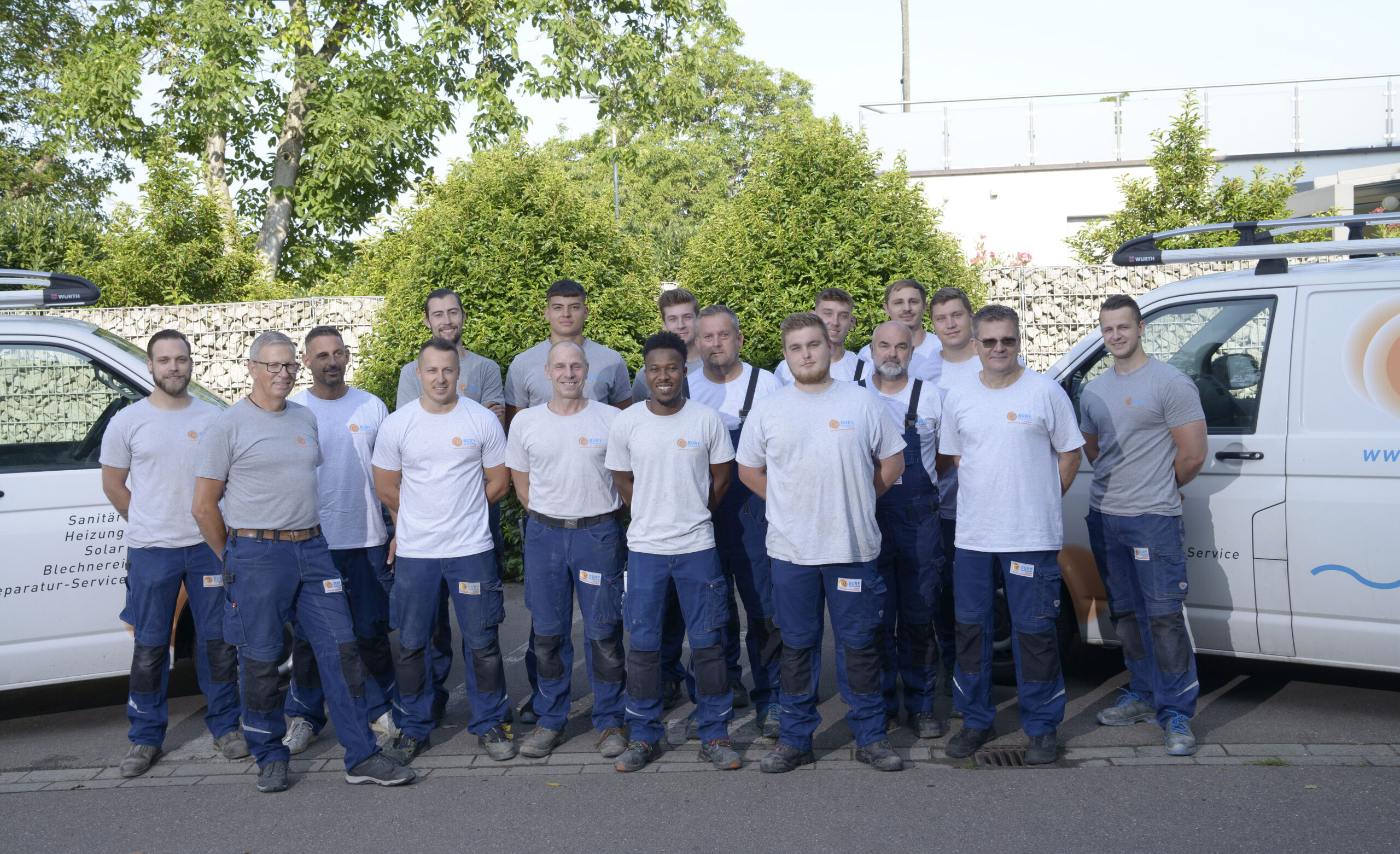 Das Team der Bury Haustechnik GmbH vor einem Firmenfahrzeug in Ihringen